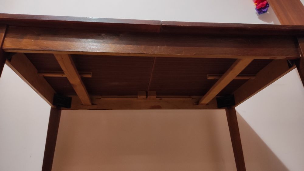 Лакований стіл в гарному стані