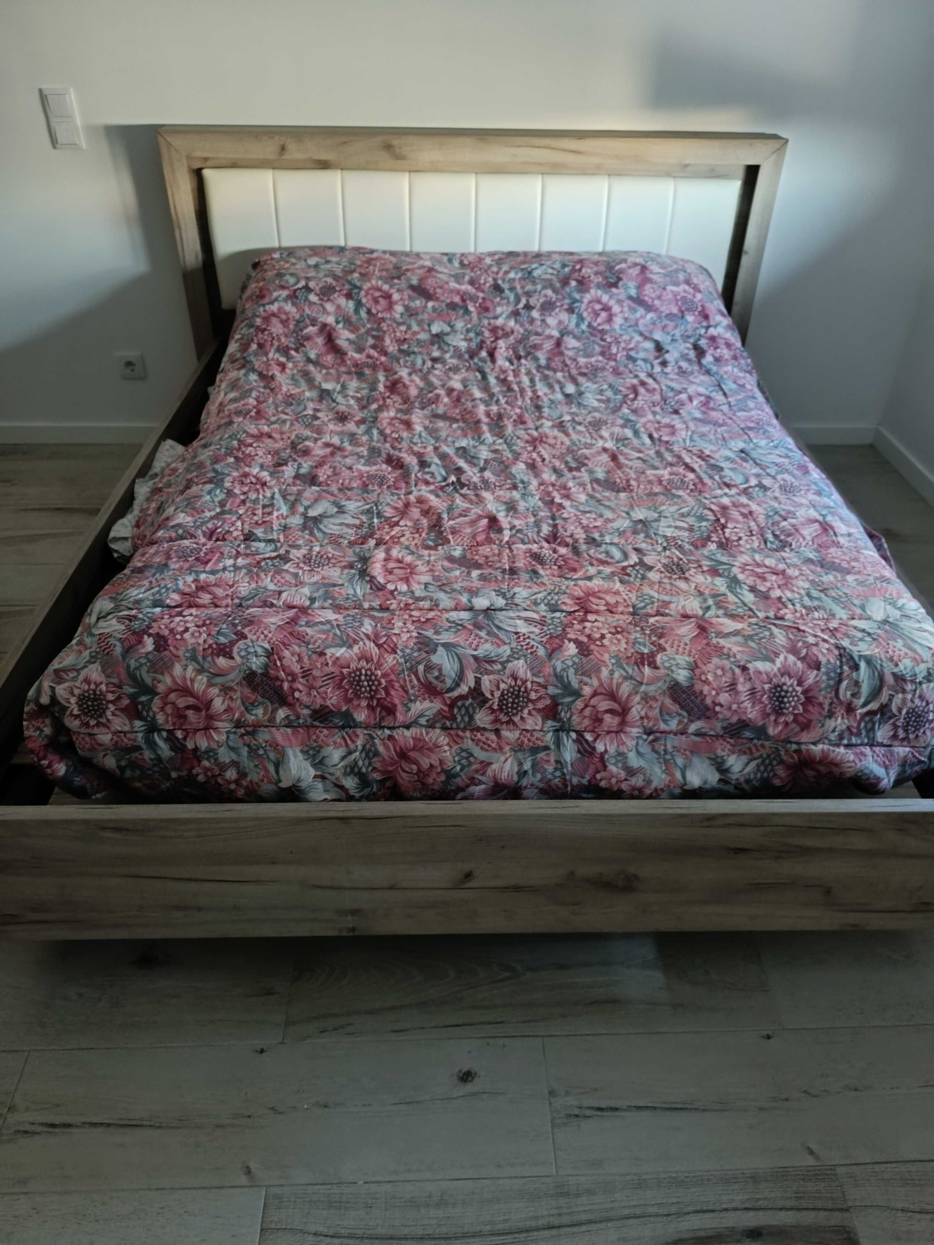 Cama 160x 200 com estrado