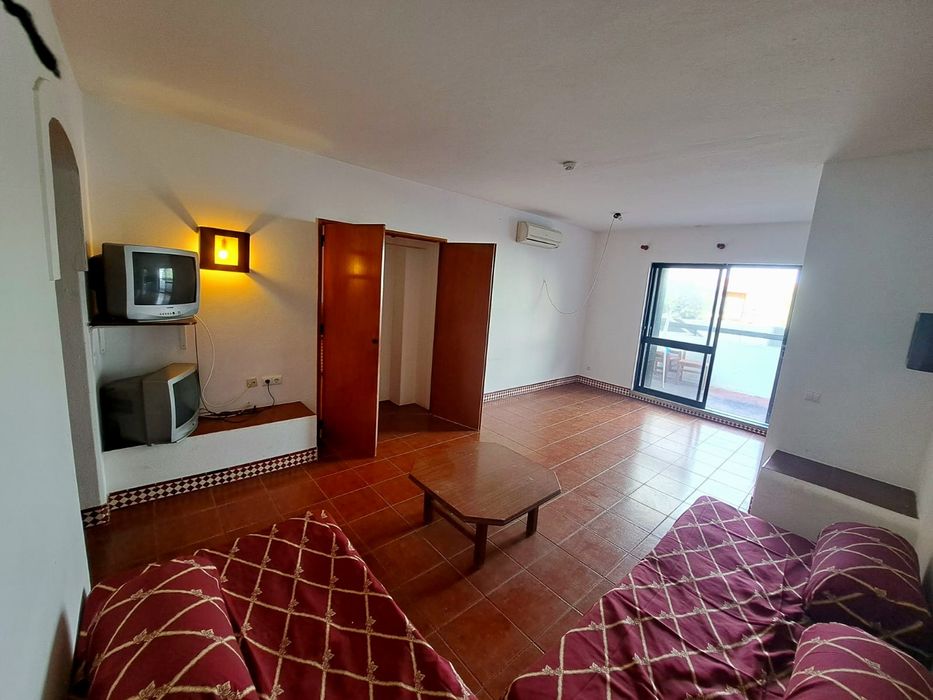 Apartamento T1 na Rua da Oura em condomínio com piscina