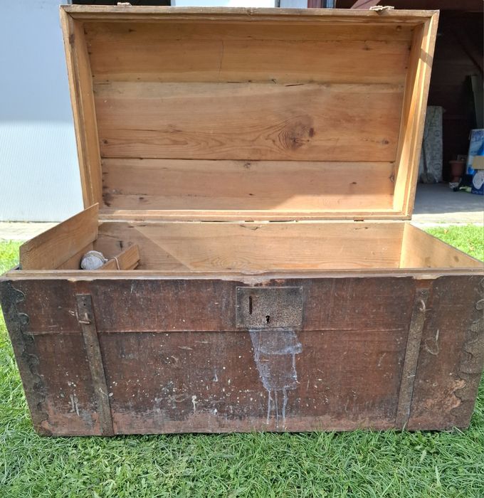 Zabytkowy kufer z okuciami