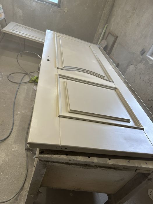 Перефарбування дверей, шліфування та заміна фурнітури.