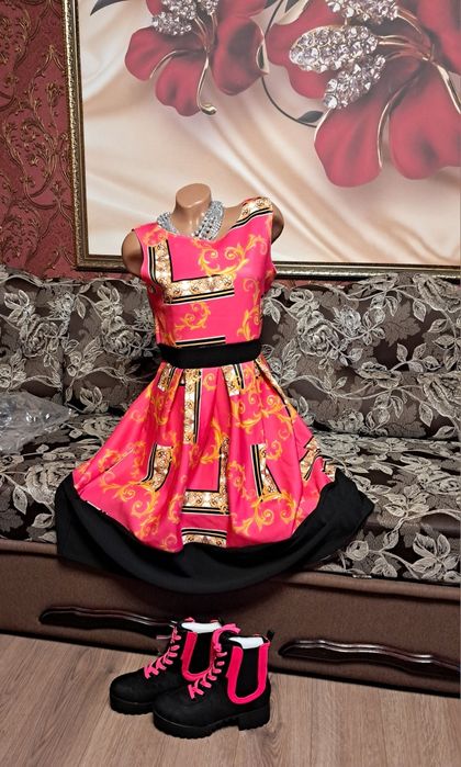 Яркое платье сукня в стиле Versace ботинки.