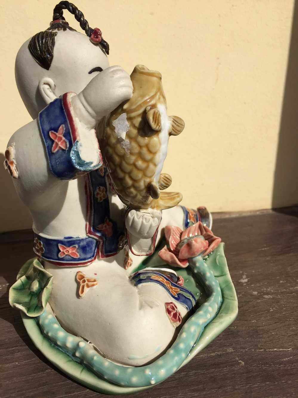 Companhia das Indias -- figura de menino com carpa  13 cm altura