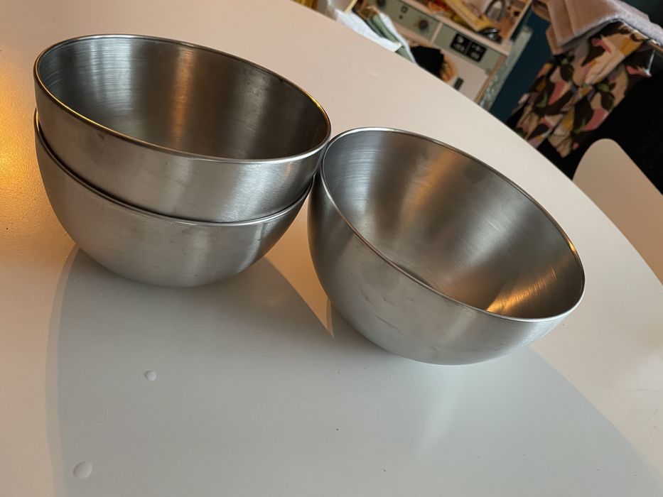 Trzy metalowe miski