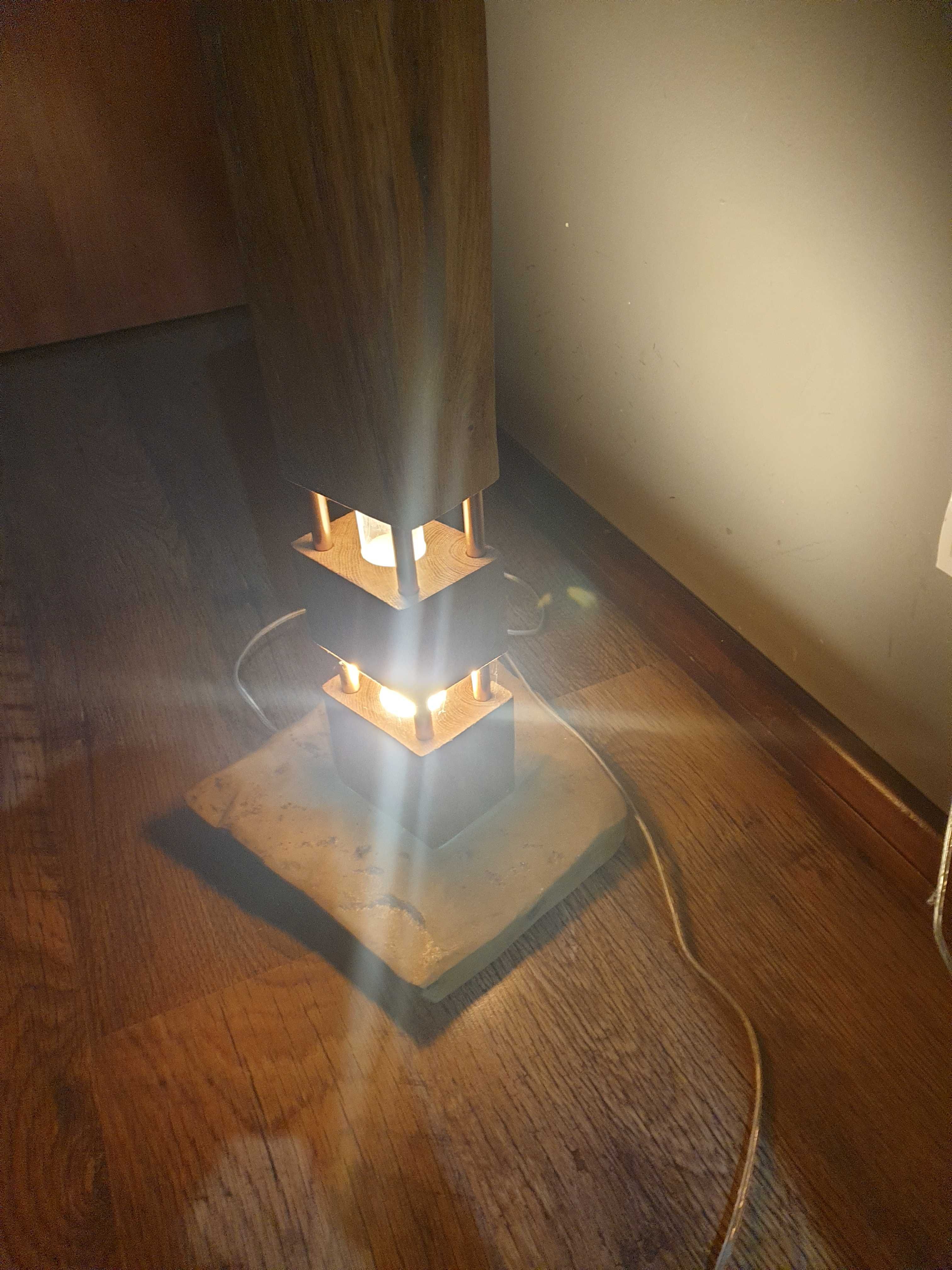 Rustykalna lampa stojaca