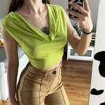 zielona limonkowa bluzka crop top z luźnym dekoltem prettylittlething