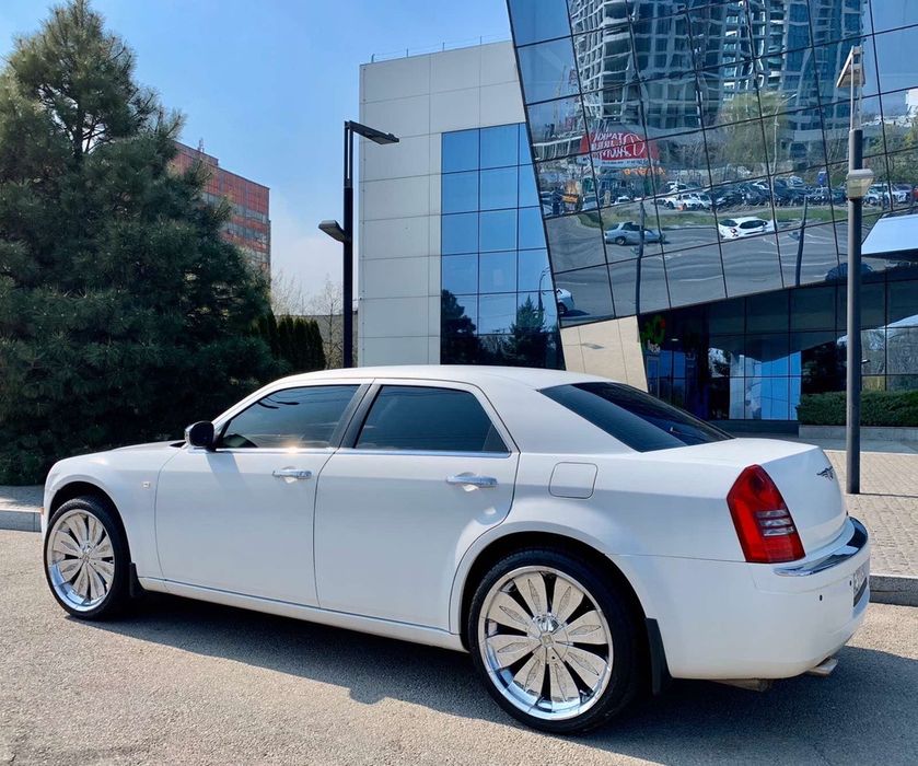 Прокат Аренда Заказ авто на свадьбу Крайслер 300С. Машина на свадьбу
