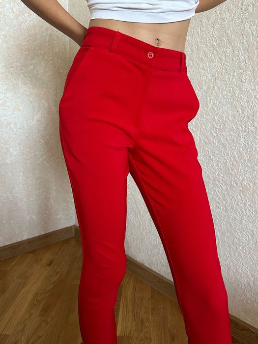Класичні червоні брюки