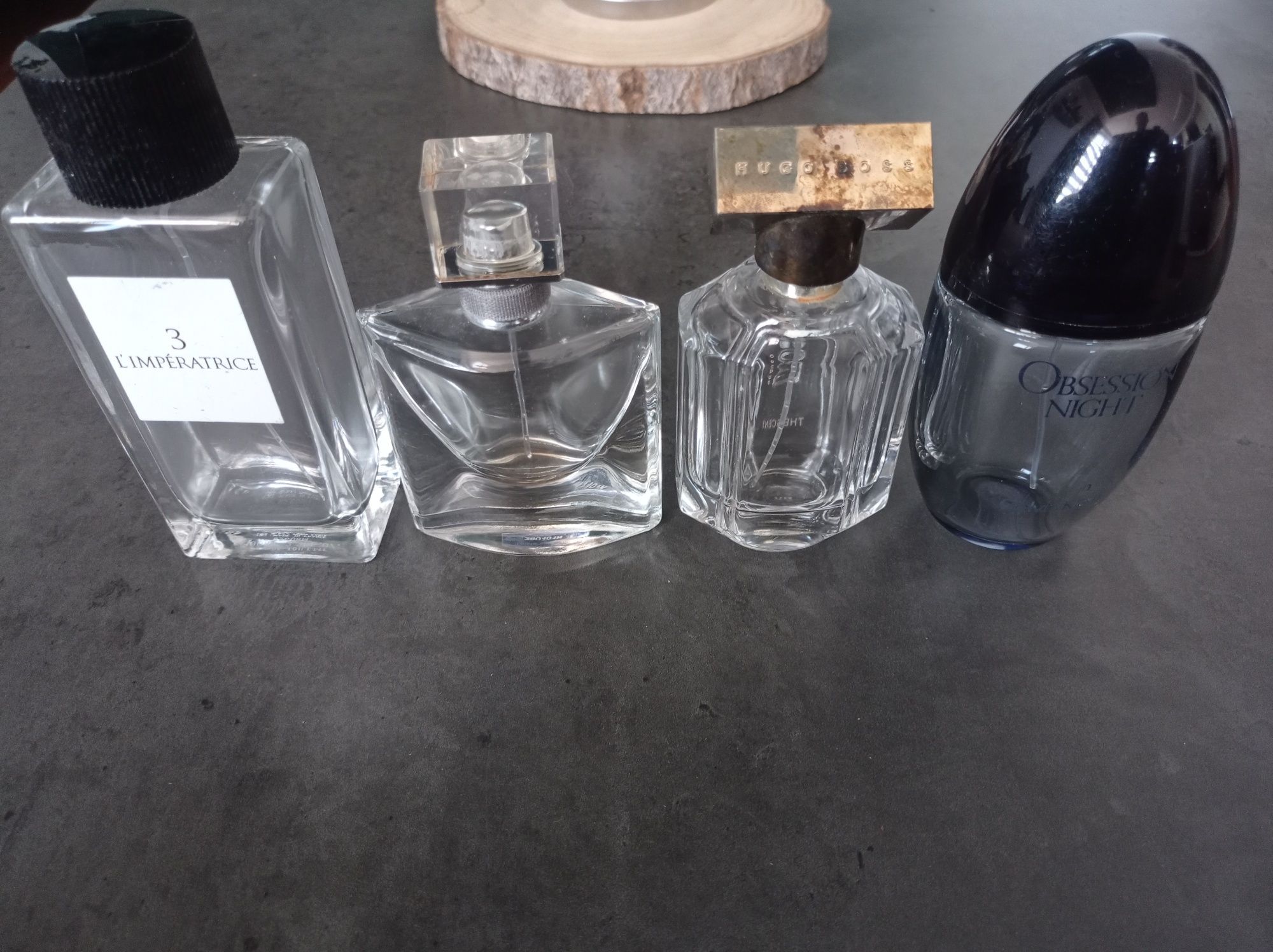 Puste butelki po perfumach