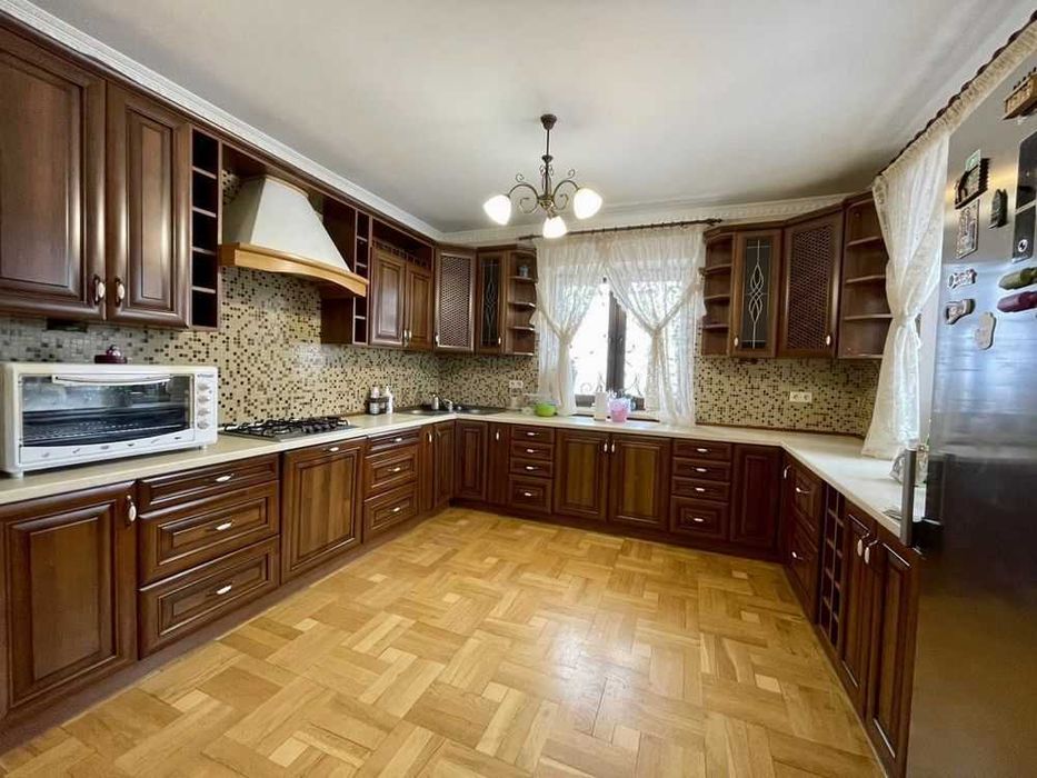 Здам окремий будинок з гаражем