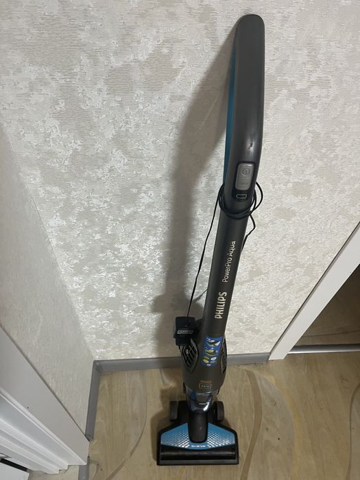 Продам аккумуляторный ручной пылесос PHILIPS PowerPro Aqua