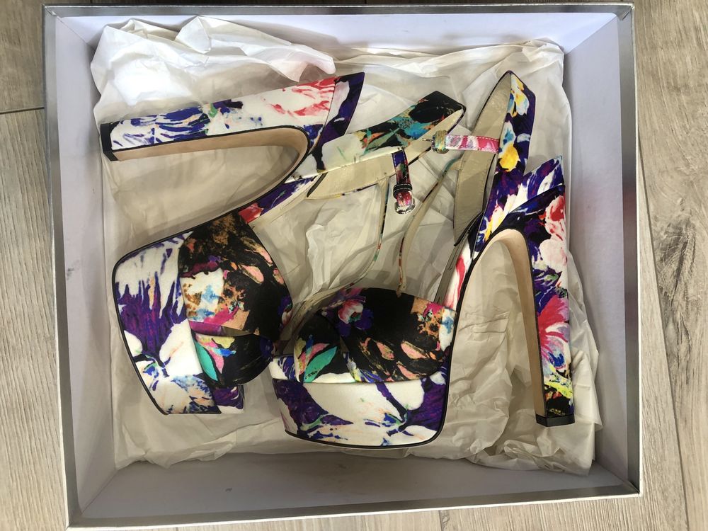 Босоніжки Brian Atwood, нові, оригінал