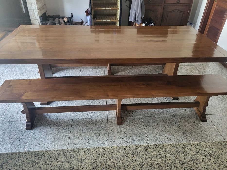 Grande mesa com bancos