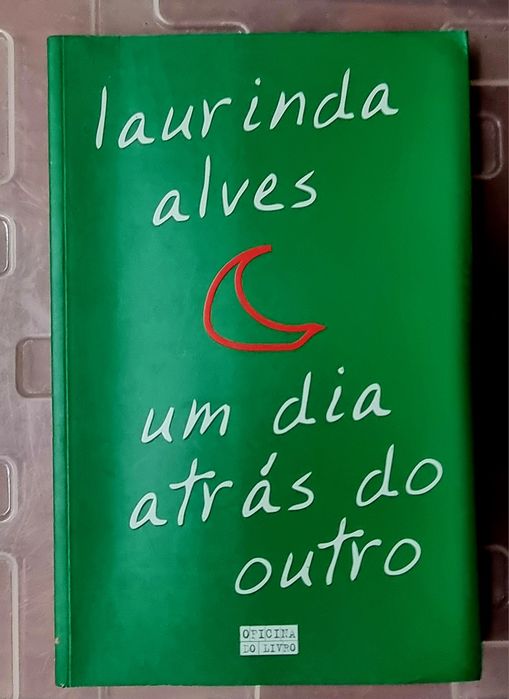 Um Dia Atrás do Outro
de Laurinda Alves