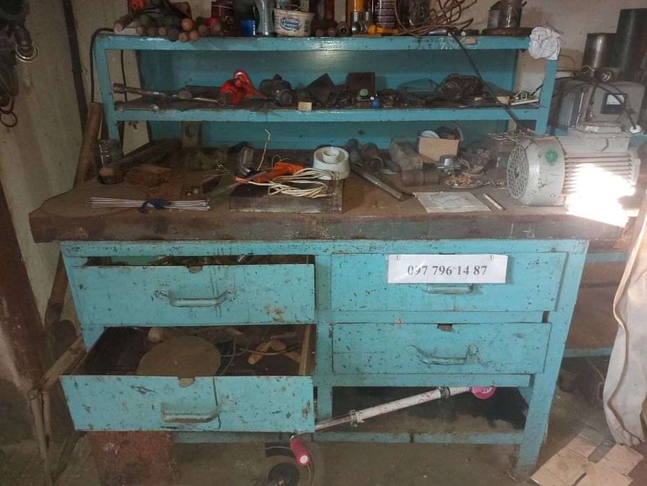 Стіл залізний верстак з полками.