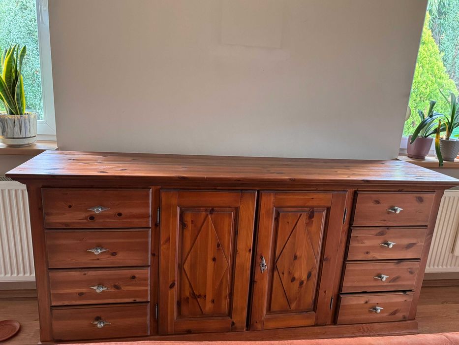 Zestaw drewnianych mebli rozkładany stół, krzesła, komoda, witryna