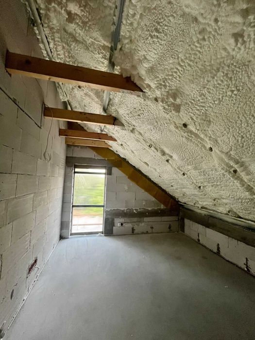 Ocieplanie pianą PUR izolacje pianką poddasza stropów dachów