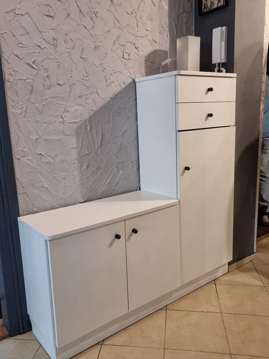 Szafka na buty biała do przedpokoju z siedziskiem