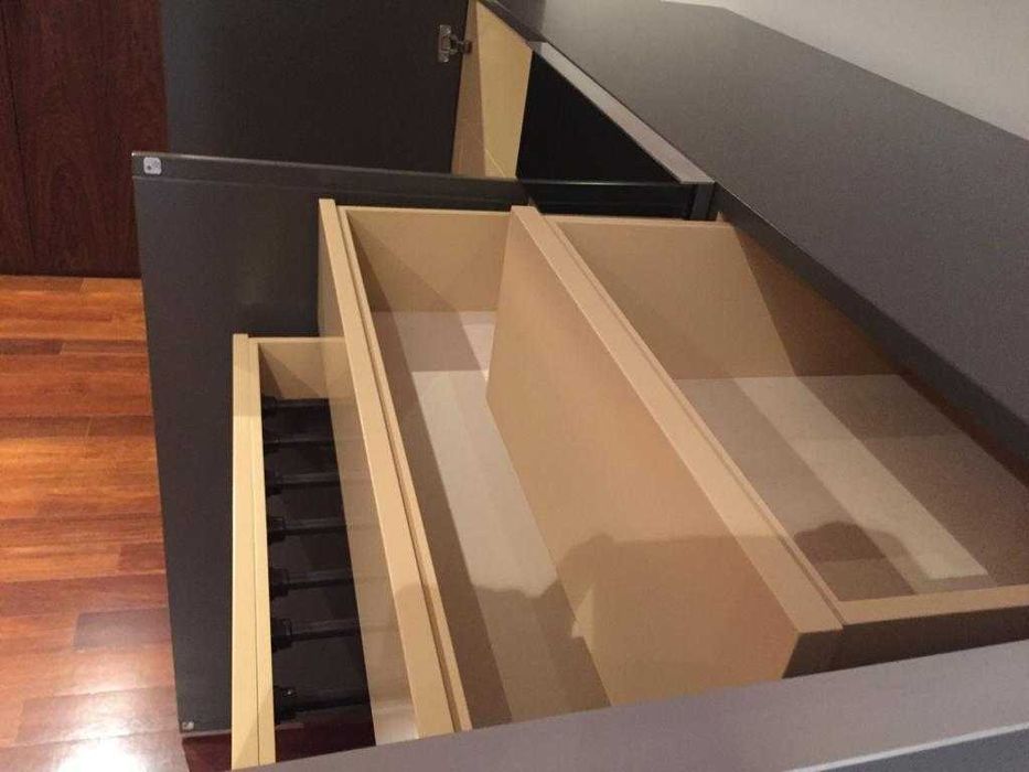 Móvel de decoração com bastantes arrumos.