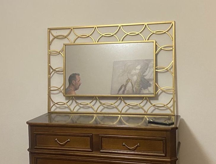 Espelho dourado de pendurar