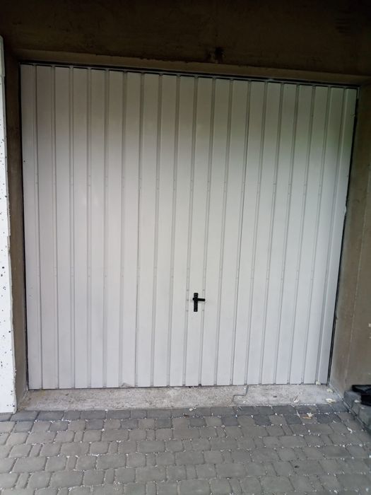 Drzwi garażowe białe