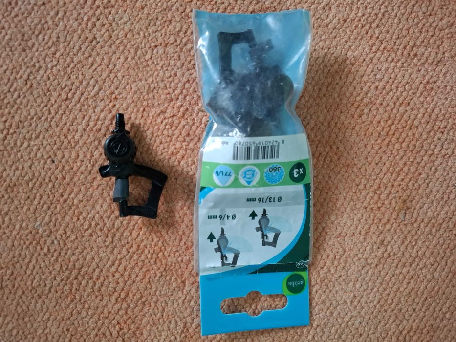 Gotejadores de rega e tesoura de poda