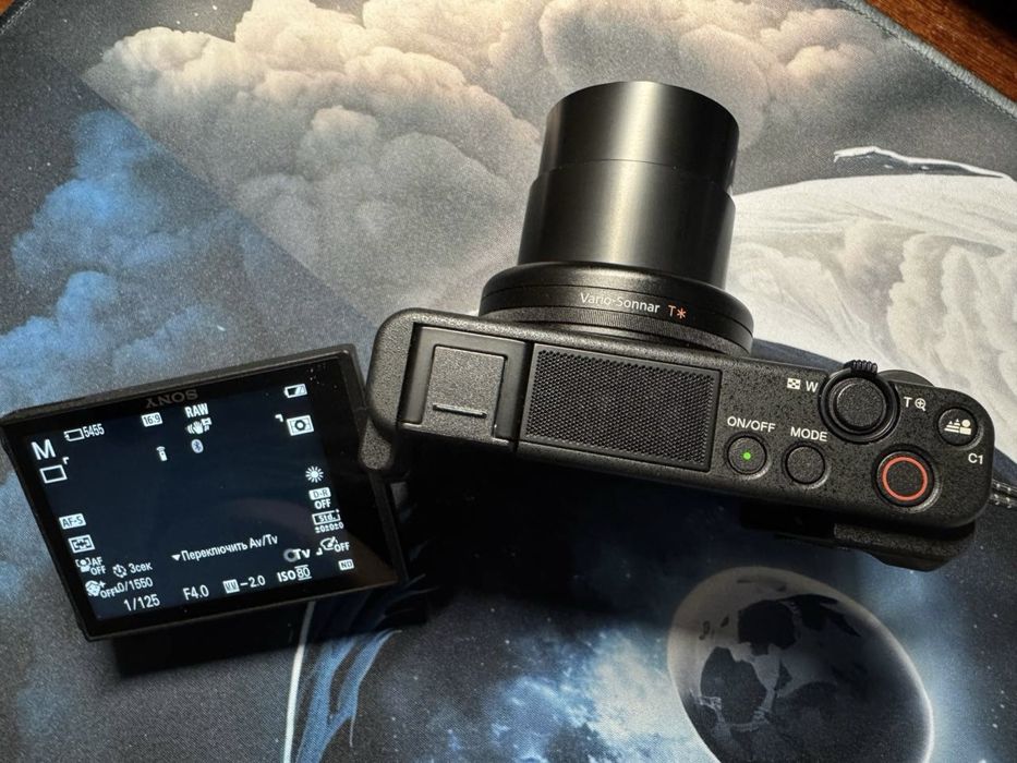 Sony ZV-1 + штатив-держатель GP-VPT2BT + аксессуары