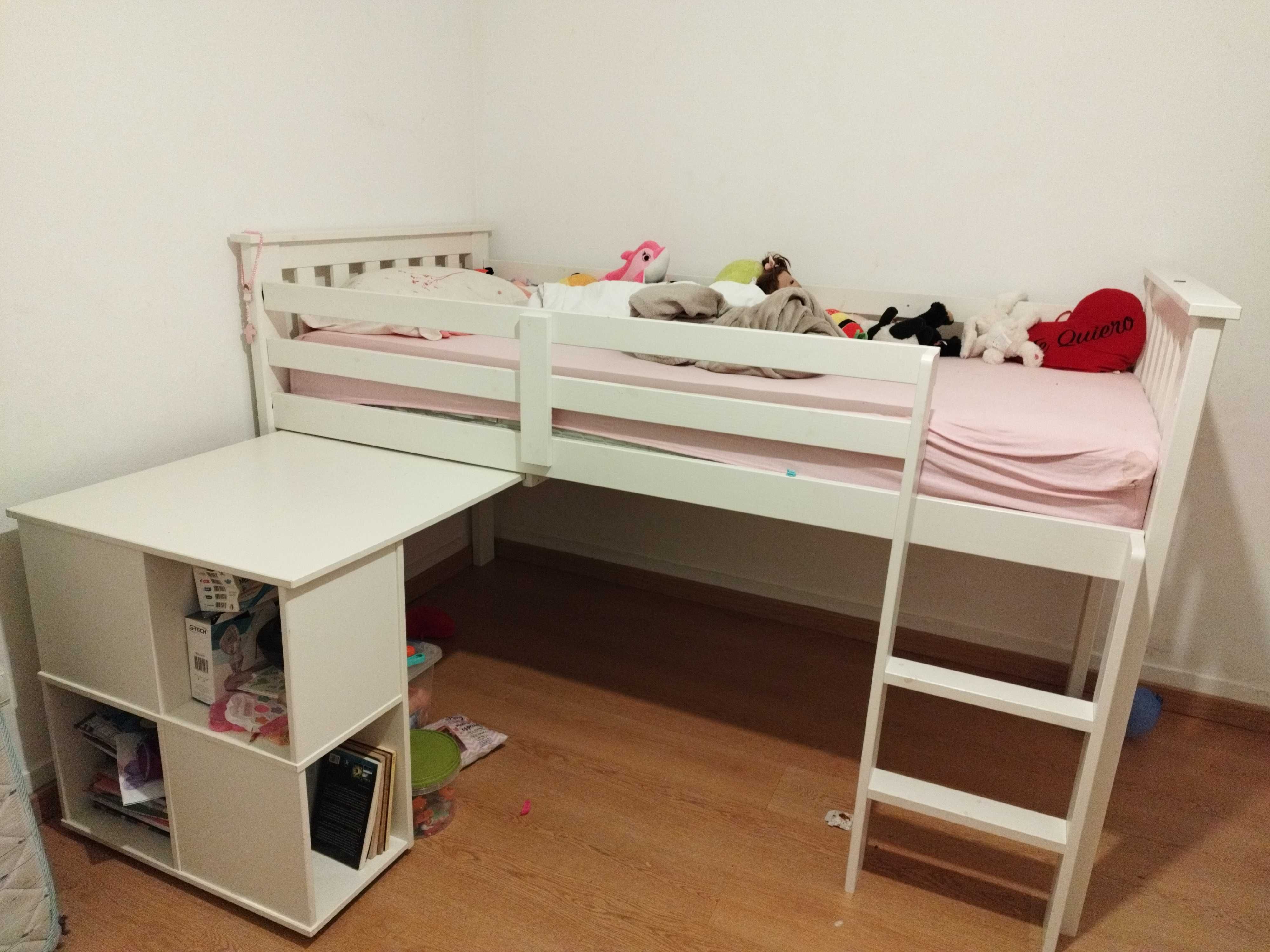 Cama infantil com escrivaninha