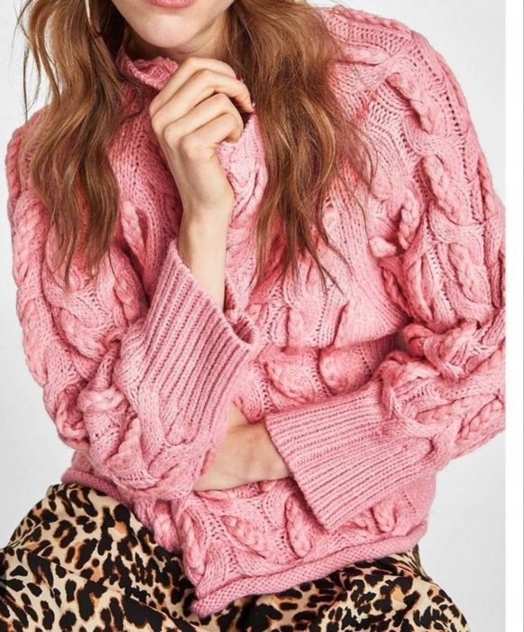 Sweter różowy Zara warkocze
