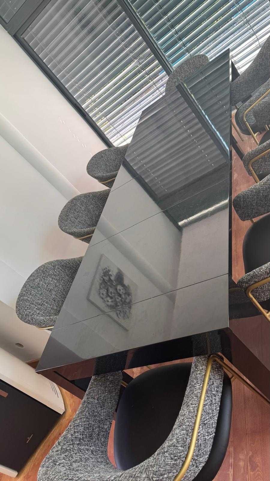 Mesa com 8 cadeiras
