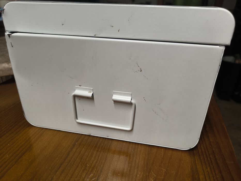 Caixa metálica branca com fechos.
Caixa metálica de cor branca, ideal