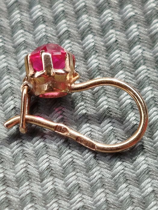 Сережки, кульчики з рубіном радянського виробництва.