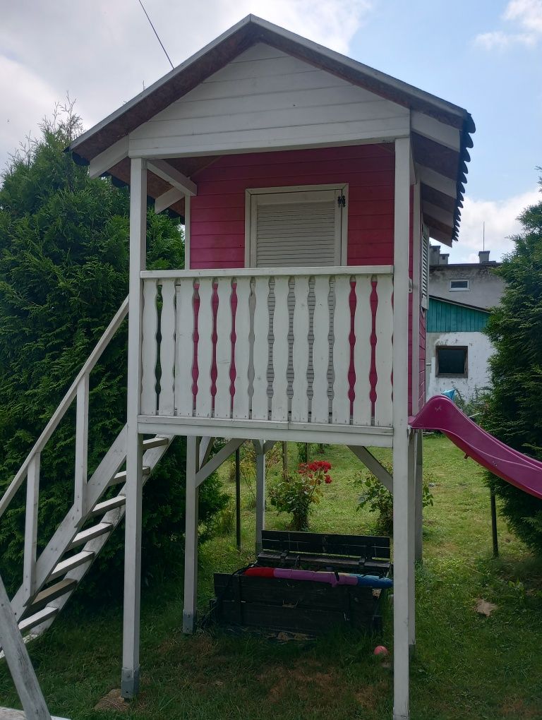 Drewniany domek dzieciecy