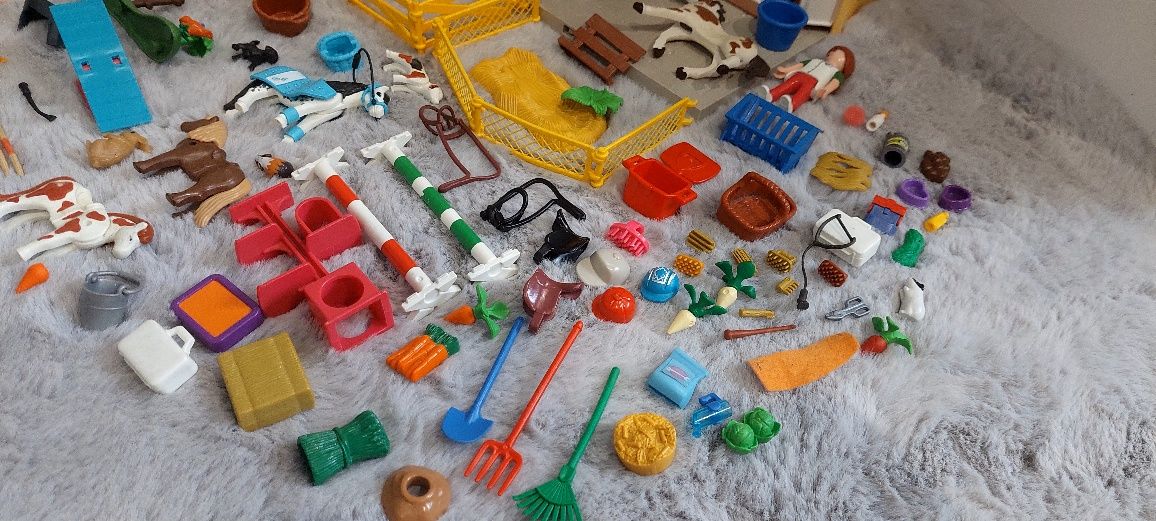 Duży zestaw Playmobil, akcesoria, konie, stajnia, postacie, zwierzęta