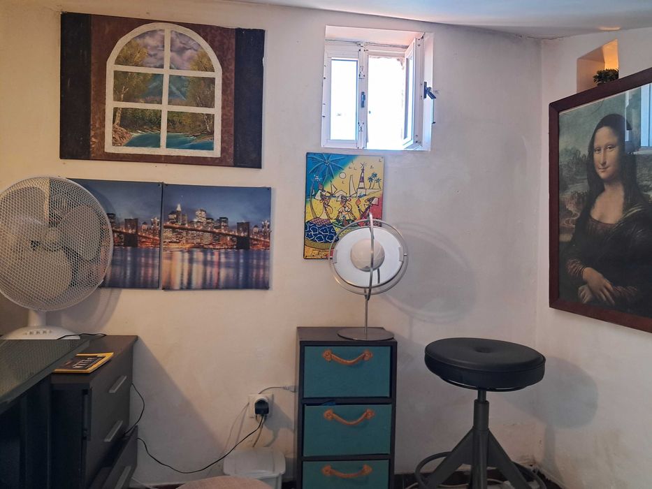 Sotão(quarto num T-2) acolhedor.MetroChiado. Centro Lisboa.Ler texto.