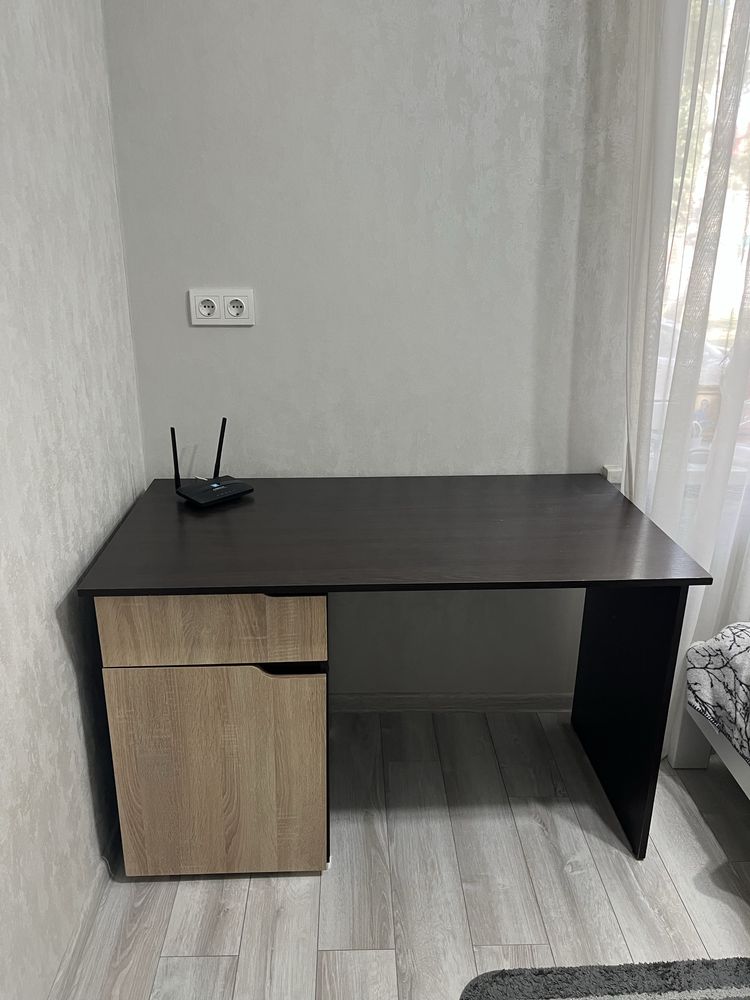 Продам компʼютерний стіл разом кріслом
