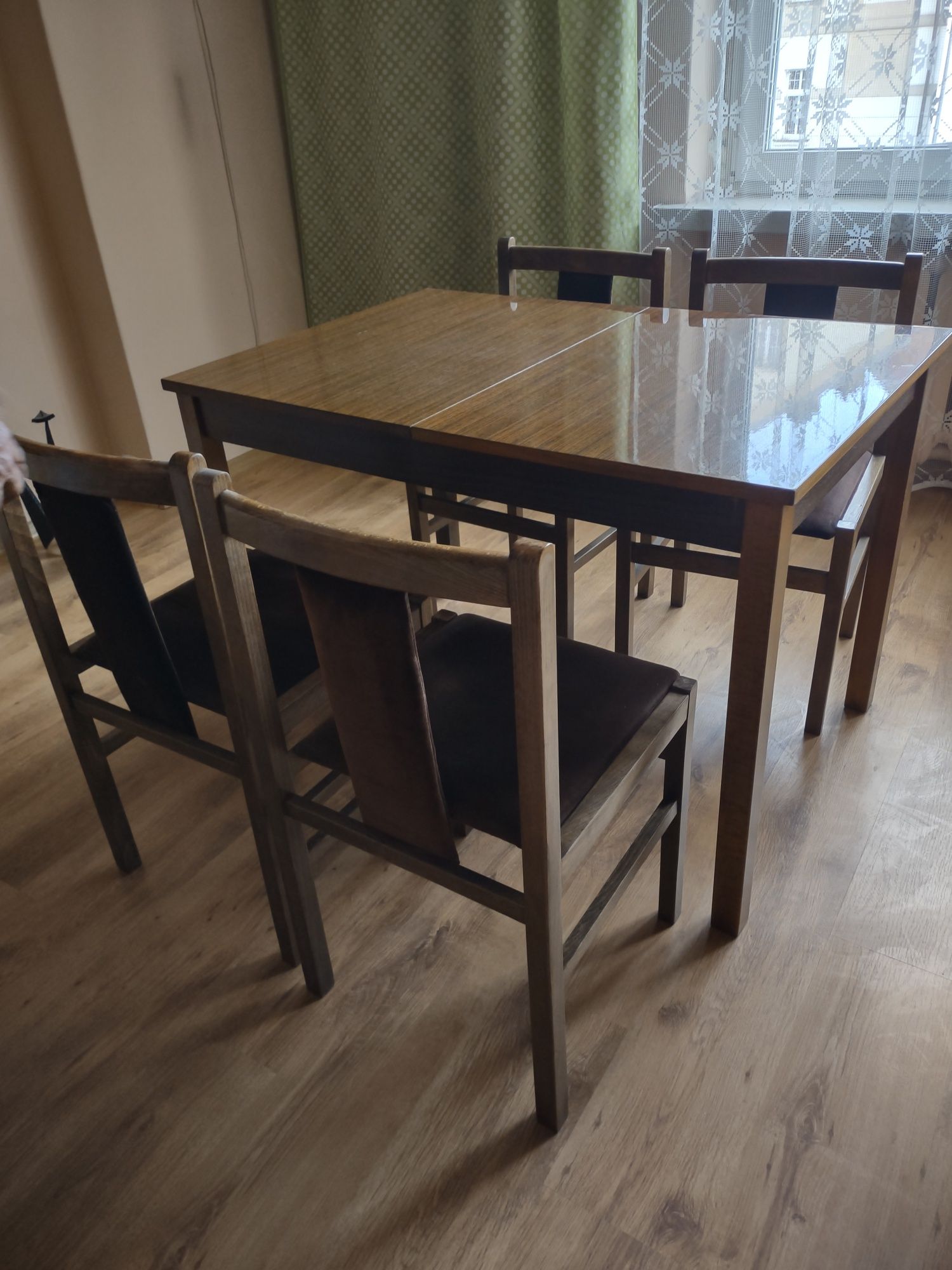 Stół i krzesła do pokoju