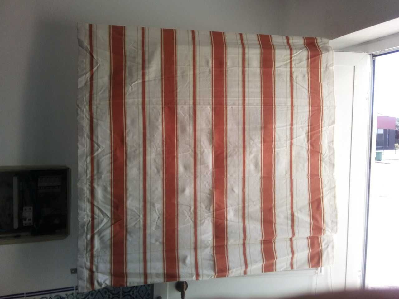 Estores de cortinas dobráveis ​​em tecido.
