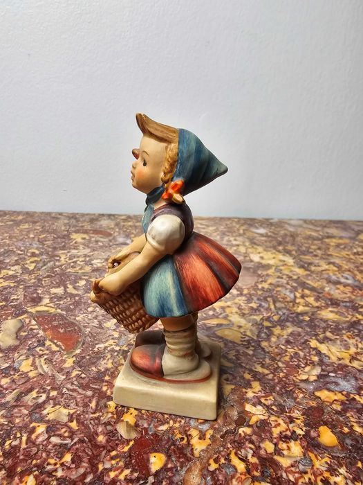 Śliczna Figurka porcelana Goebel Hummel 73 "Little Helper" 11cm Niemcy