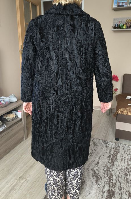 Eleganckie naturalne futro z karakułów