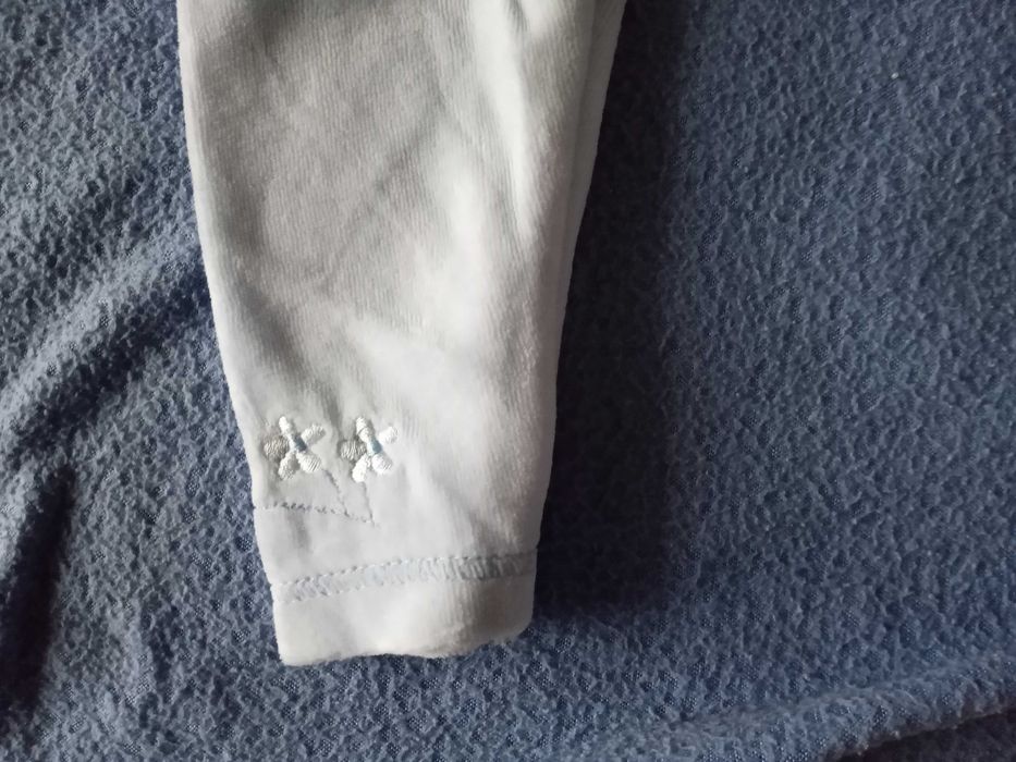 Niebieski welurowy kaftanik dla dziewczynki rozmiar 68