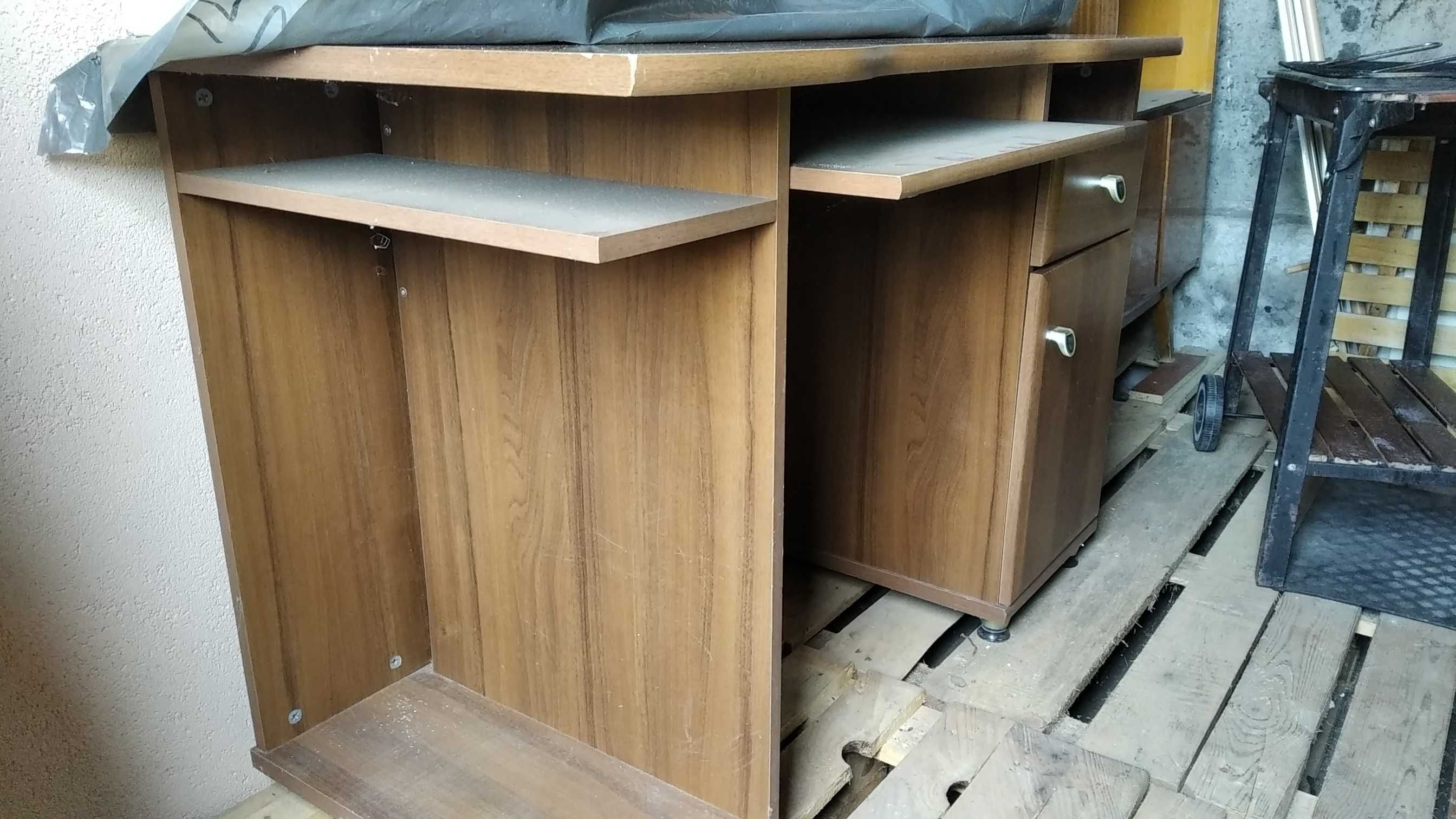 Dwa biurka komputerowe