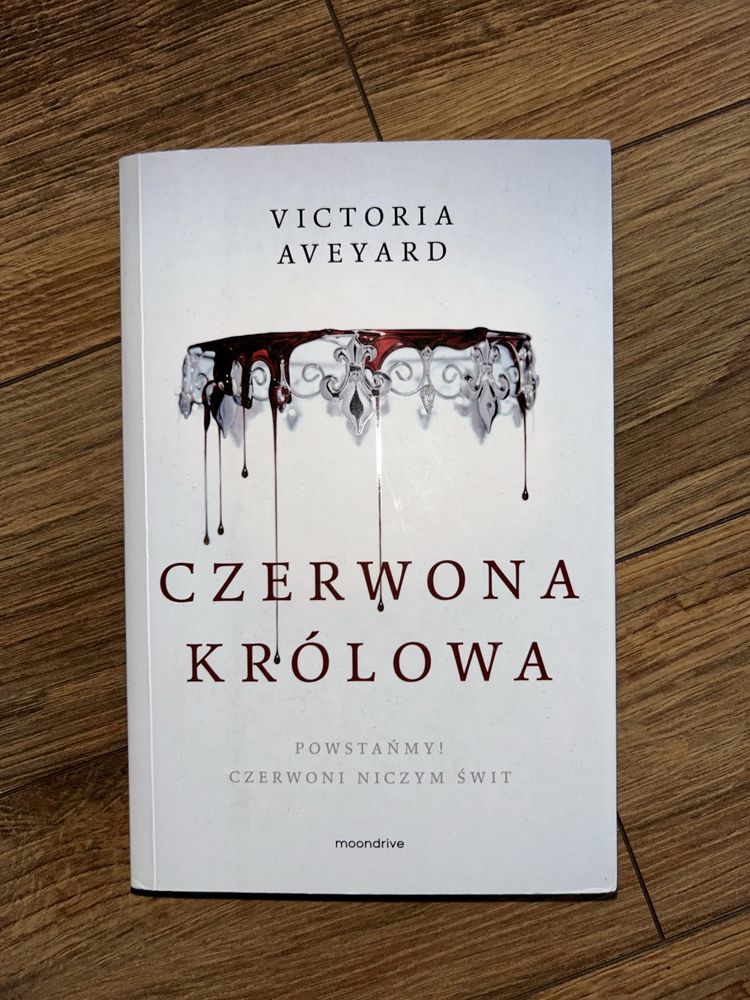 Książka “Czerwona Królowa” aut. Victorii Aveyard