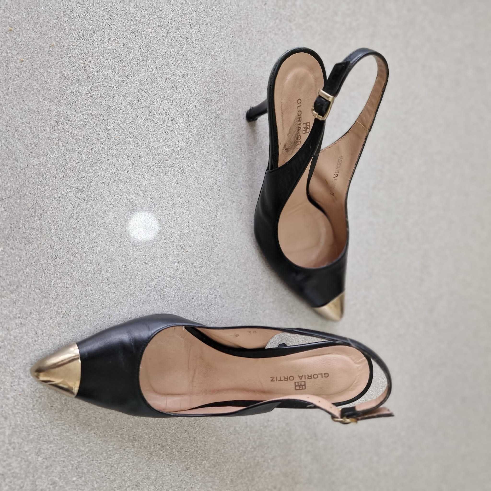 Sapatos pretos abertos atrás com biqueira da Gloria Ortiz