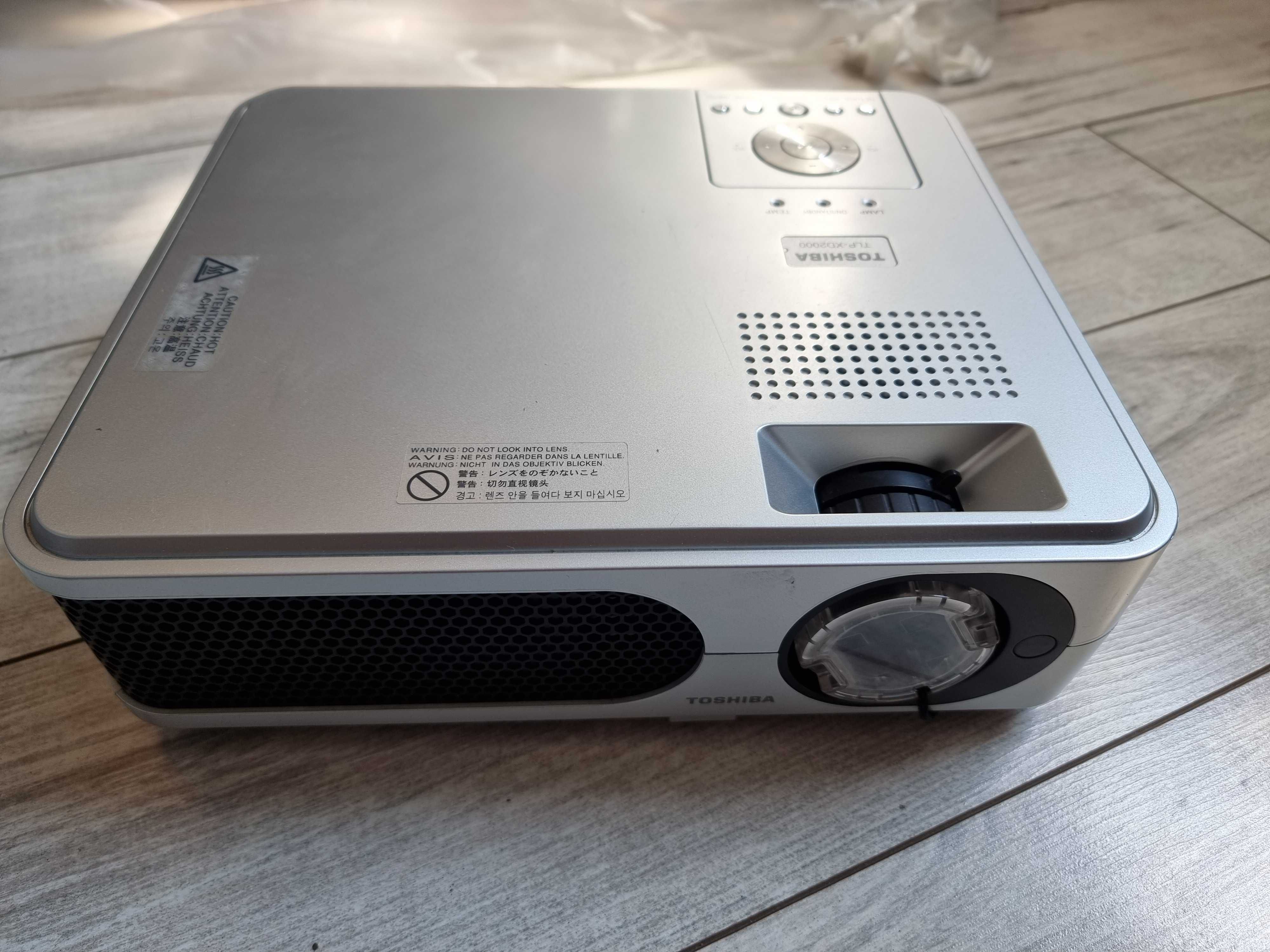 Projektor 3LCD TLP-XD2000