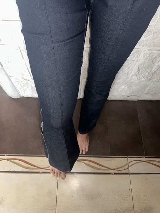 Джинсы клеш с разрезами