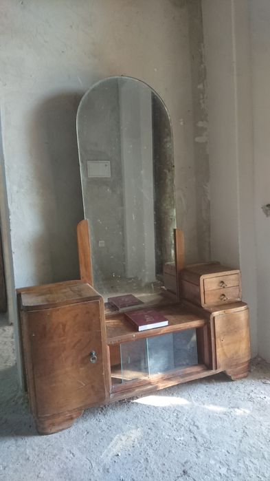 Дзеркало з тумбами