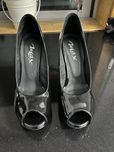 Sapatos pretos de senhora
