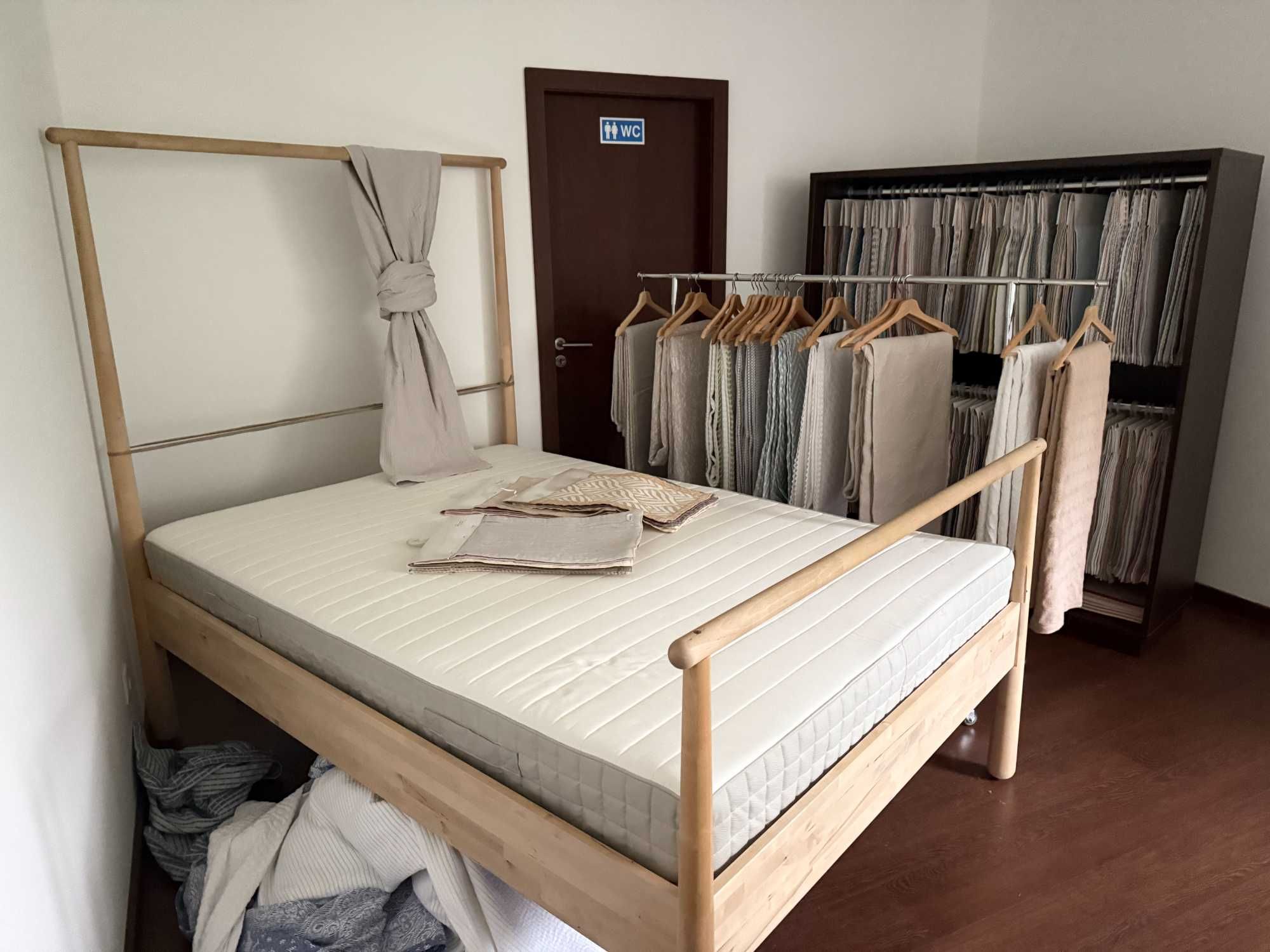Vende-se Cama de Corpo e Meio Como Nova