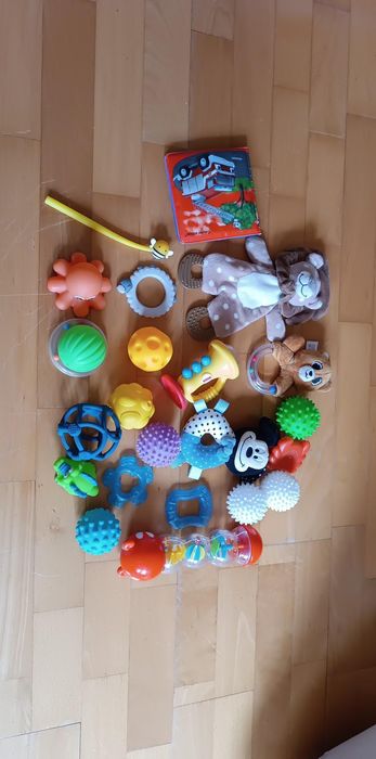 Zabawki gumowe, piłki sensoryczne, grzechotki